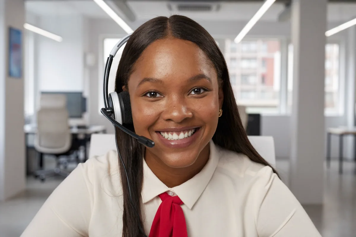 Freundliche Support-Mitarbeiterin mit Headset