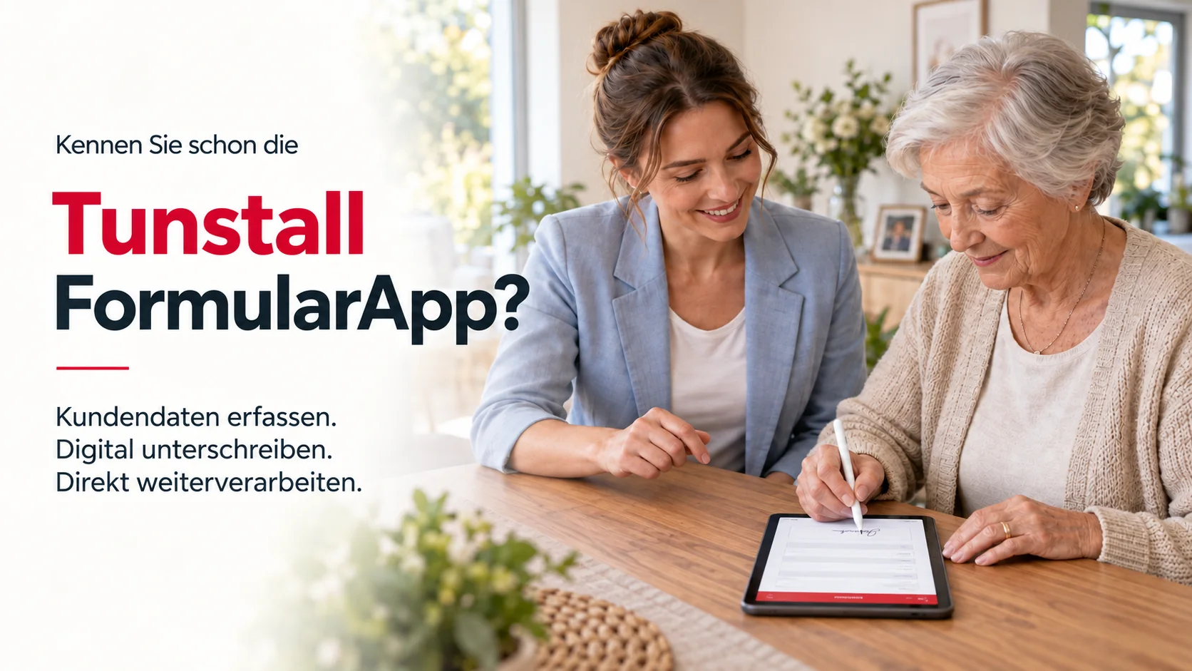 Kennen Sie schon die Tunstall FormularApp? Kundendaten erfassen, digital unterschreiben, direkt weiterverarbeiten – Symbolbild: Beraterin und Seniorin mit Tablet